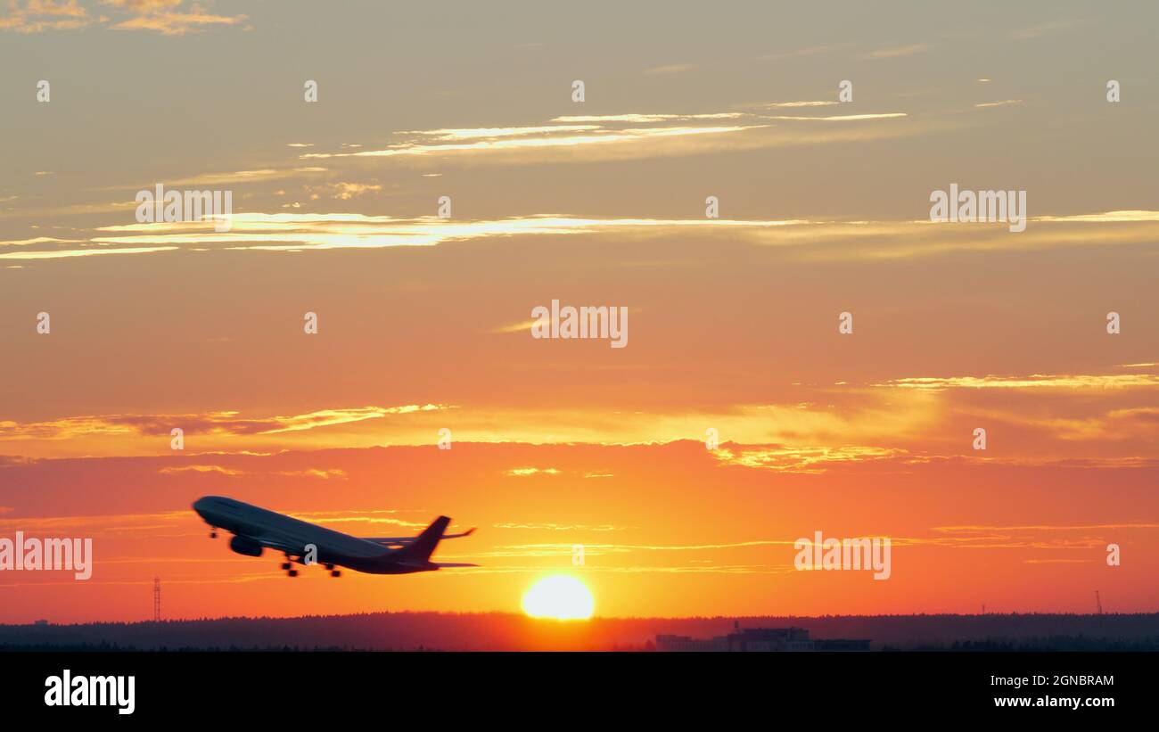 Plane taking off sunset hi-res stock photography and images - Alamy