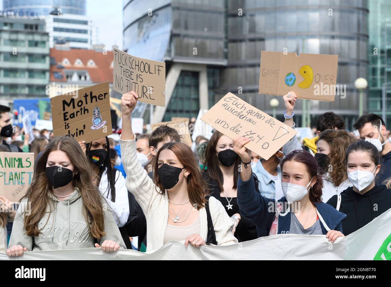 Vienna, Austria. 24th Sept 2021. Worldwide climate strike together with Fridays for Future in Vienna. Credit: Franz Perc / Alamy Live News Stock Photo