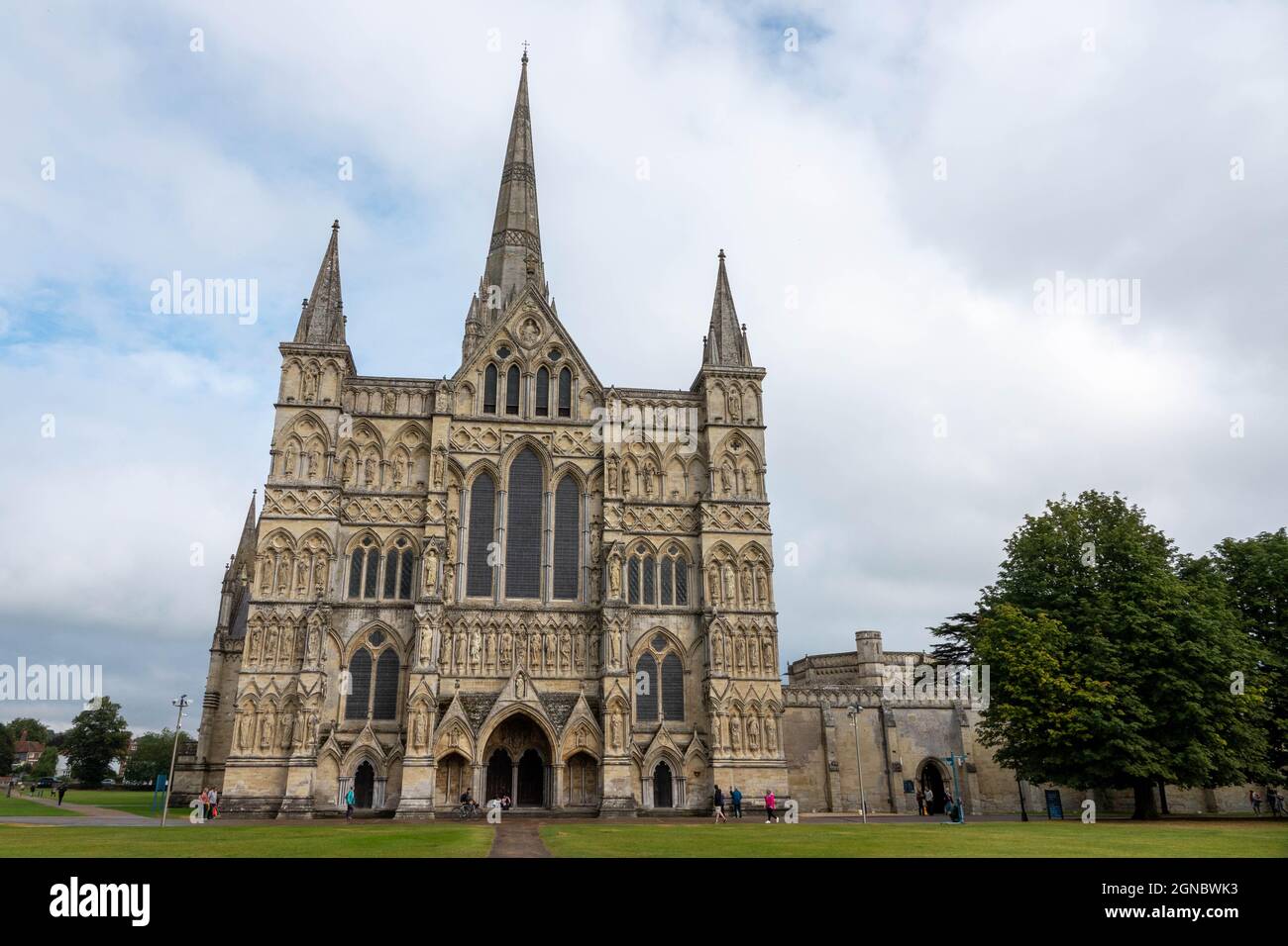 Salisbury Cathedral the Cathedral church with Britain's tallest spire ...