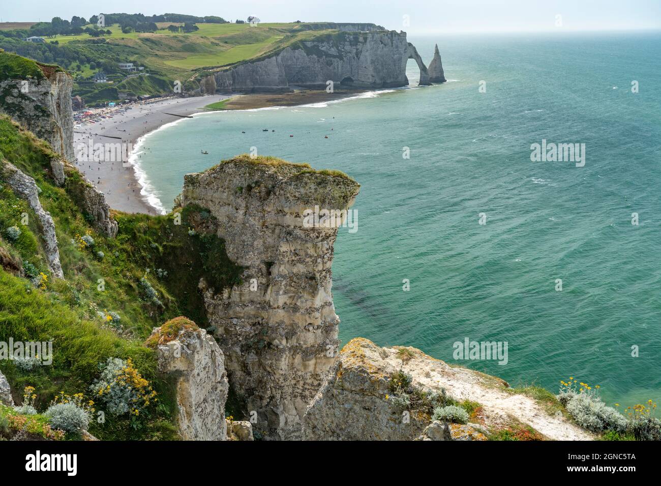 Felsklippen und Kreidefelsen von Etretat, Normandie, Frankreich  |   Steep Coast with chalk cliffs in Etretat, Normandy,  France Stock Photo