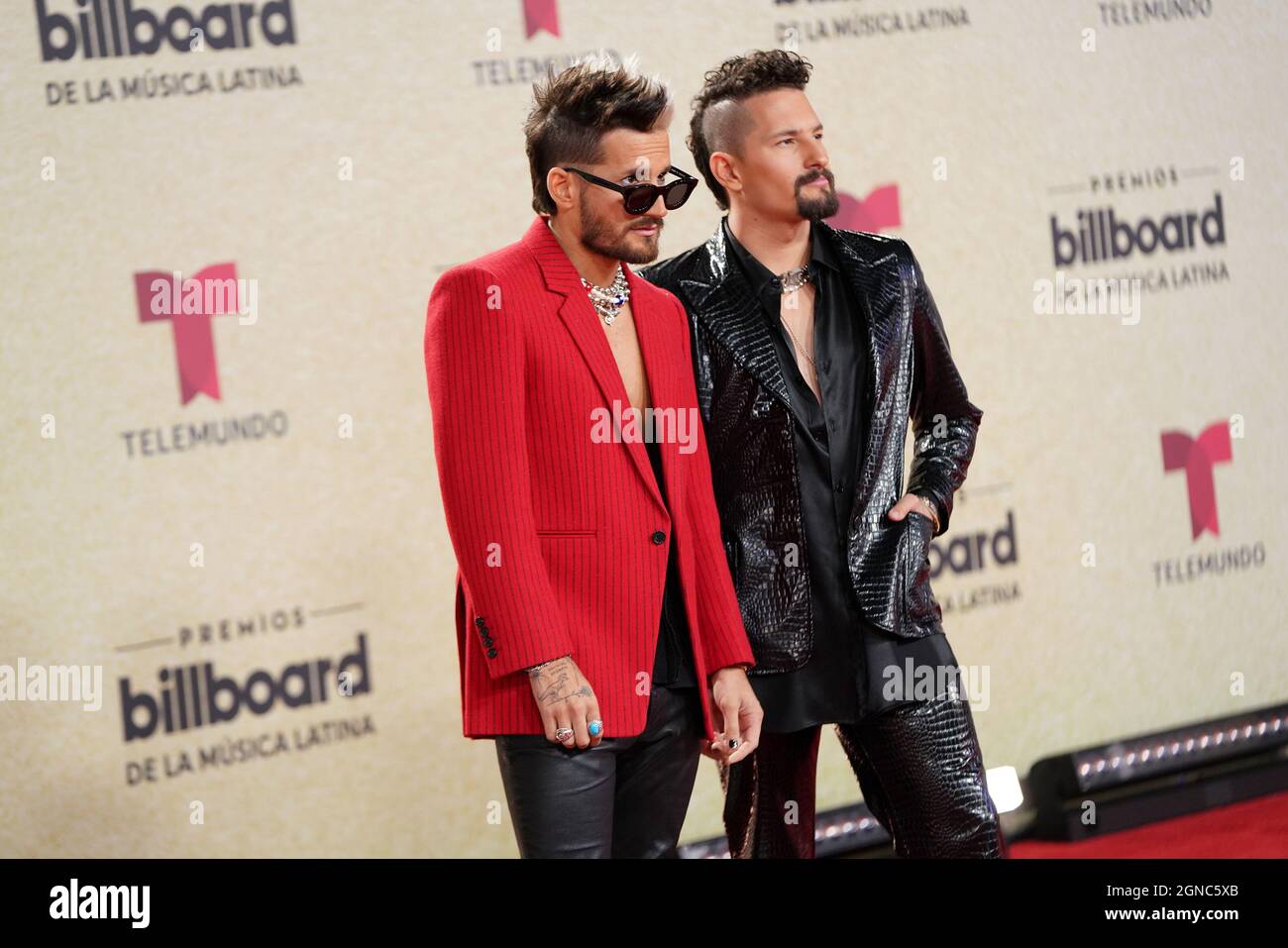 Miami, United States Of America. 24th Sep, 2021. PREMIOS BILLBOARD DE LA MÚSICA LATINA 2021 -Mau y Ricky are seen on the red carpet at the Watsco Center in Coral Gables, FL on September 23, 2021 (Photo by Alberto E. Tamargo/Sipa USA) Credit: Sipa USA/Alamy Live News Stock Photo