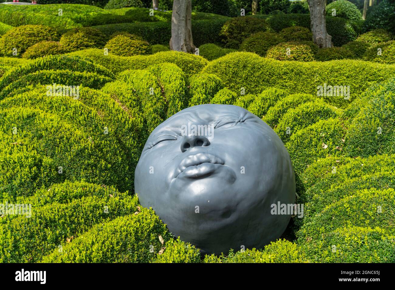 Riesige Gesichter im Garten der Emotionen Jardin Émotions, die Gärten von Etretat  - Les Jardins d'Etretat,  Etretat, Normandie, Frankreich  |  large Stock Photo
