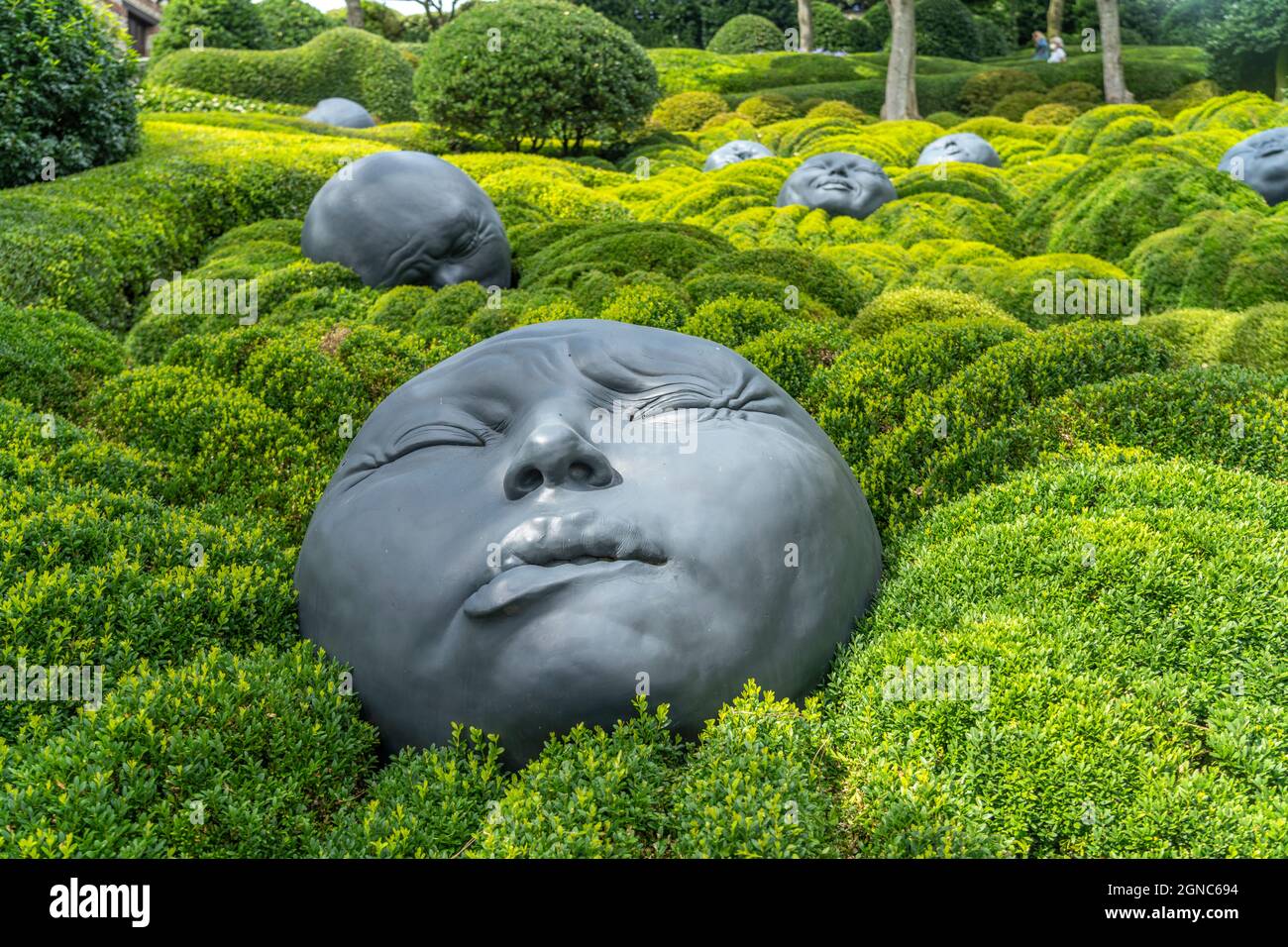 Riesige Gesichter im Garten der Emotionen Jardin Émotions, die Gärten von Etretat  - Les Jardins d'Etretat,  Etretat, Normandie, Frankreich  |  large Stock Photo