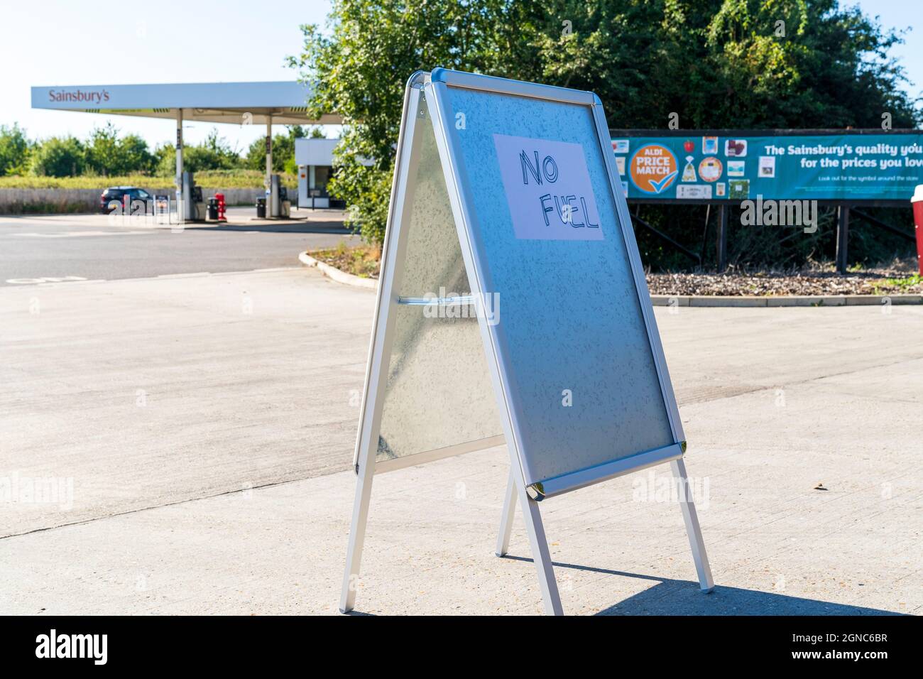 Sign at the entrance of a Sainsbury's petrol station in Herne Bay stating 'no fuel'. Blue board with white sheet of paper stuck on. Background is out of focus Sainsbury's column showing petrol prices. Stock Photo