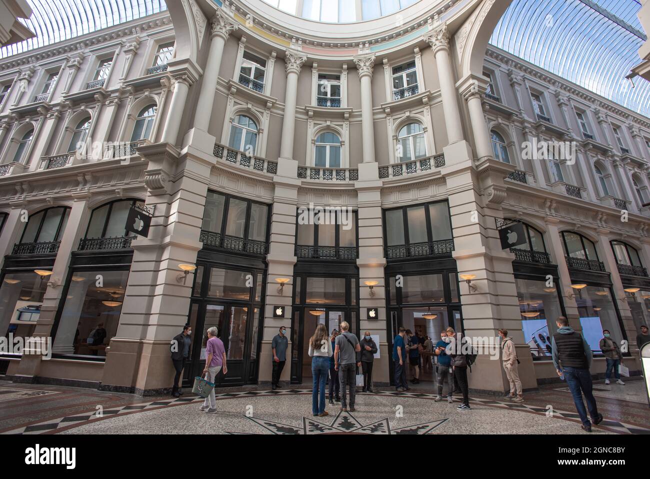 The Hague, Netherlands. 24th Sep, 2021. Apple Store, The Passage, The  Hague, Netherlands. Friday 24th September, 2021. 'Apples' premier shop in  The Hague, welcomes a steady stream of customers, placing their orders