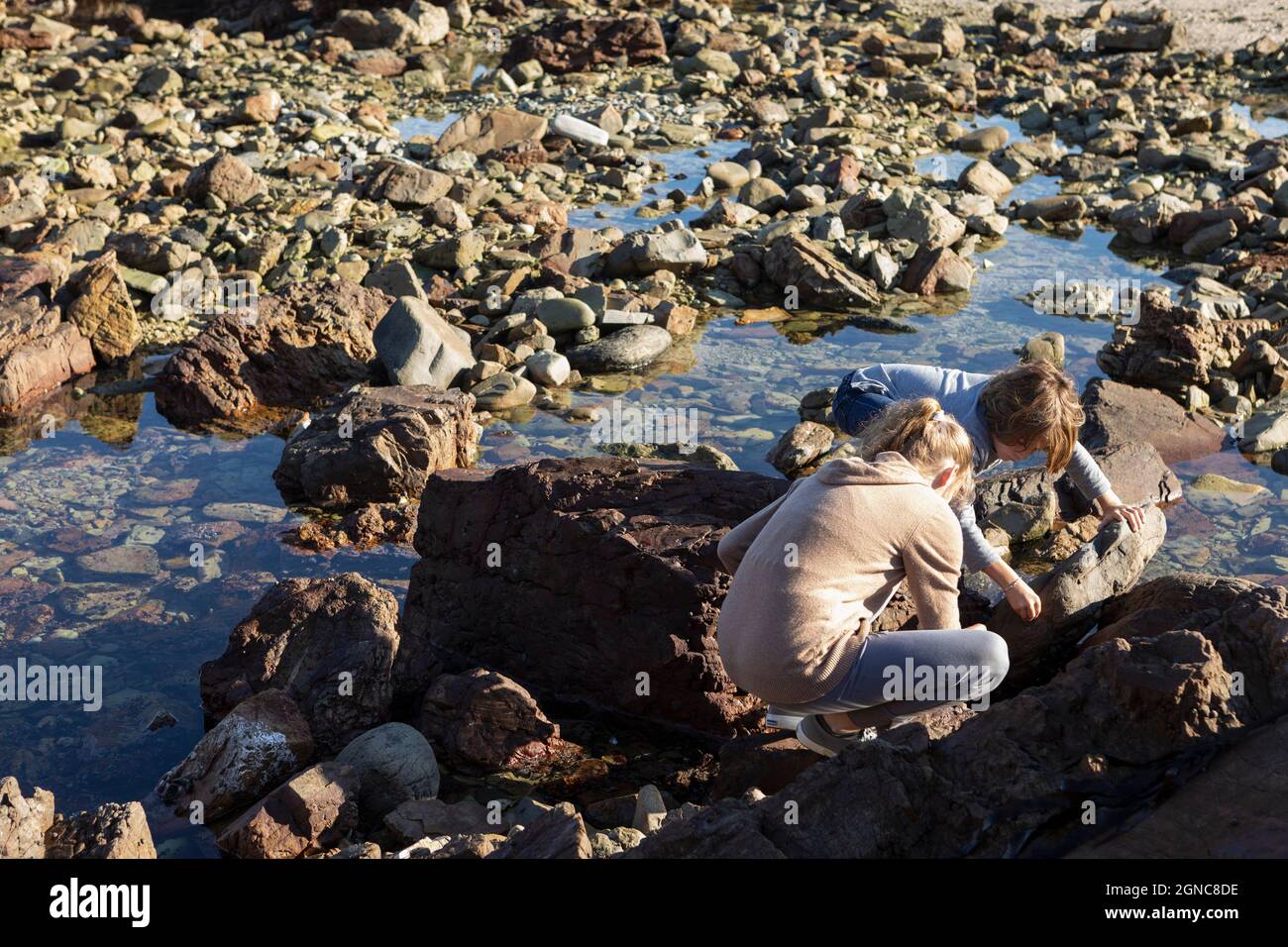 Crouching on rock hi-res stock photography and images - Alamy