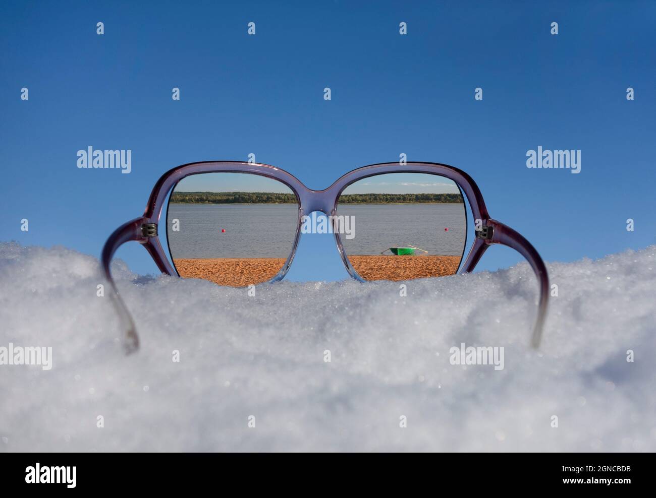 Reflection in sunglasses hi-res stock photography and images - Alamy