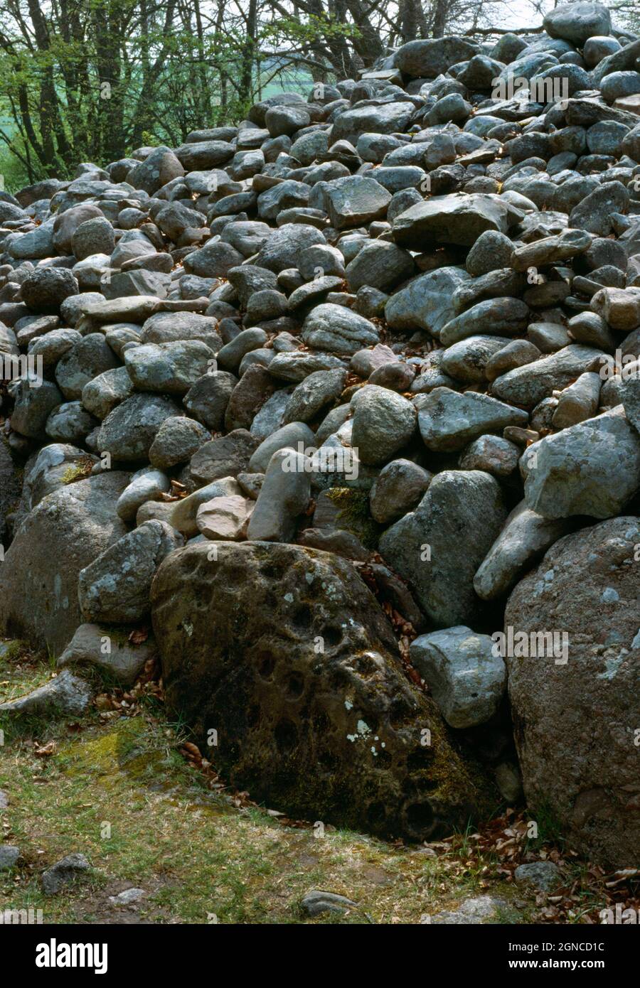 View SE of Clava NE passage grave, Inverness, Scotland, UK, showing the cup-marked kerb stone on the northern arc of the Bronze Age round cairn. Stock Photo