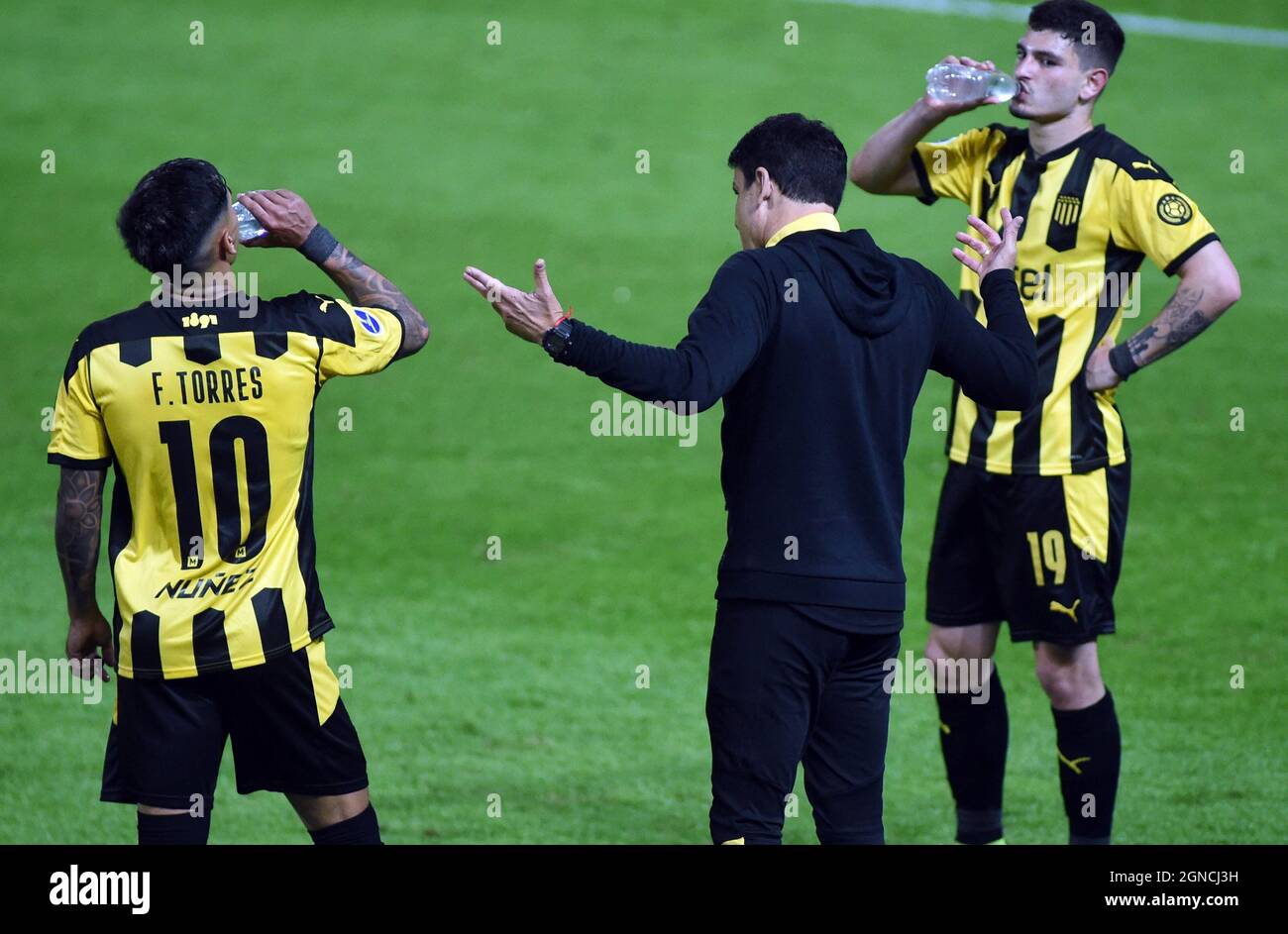 23rd September 2021: Estadio Campe&#xf3;n del Siglo, Banados de Carrasco, Montevideo, Uruguay;  Coach Mauricio Larriera of Pe&#xf1;arol speaks with Facundo Torres and Agust&#xed;n &#xc1;lvarez  during the game between Pe&#xf1;arol and Athletico, for the semifinal of the Sulamericana Cup 2021 Stock Photo