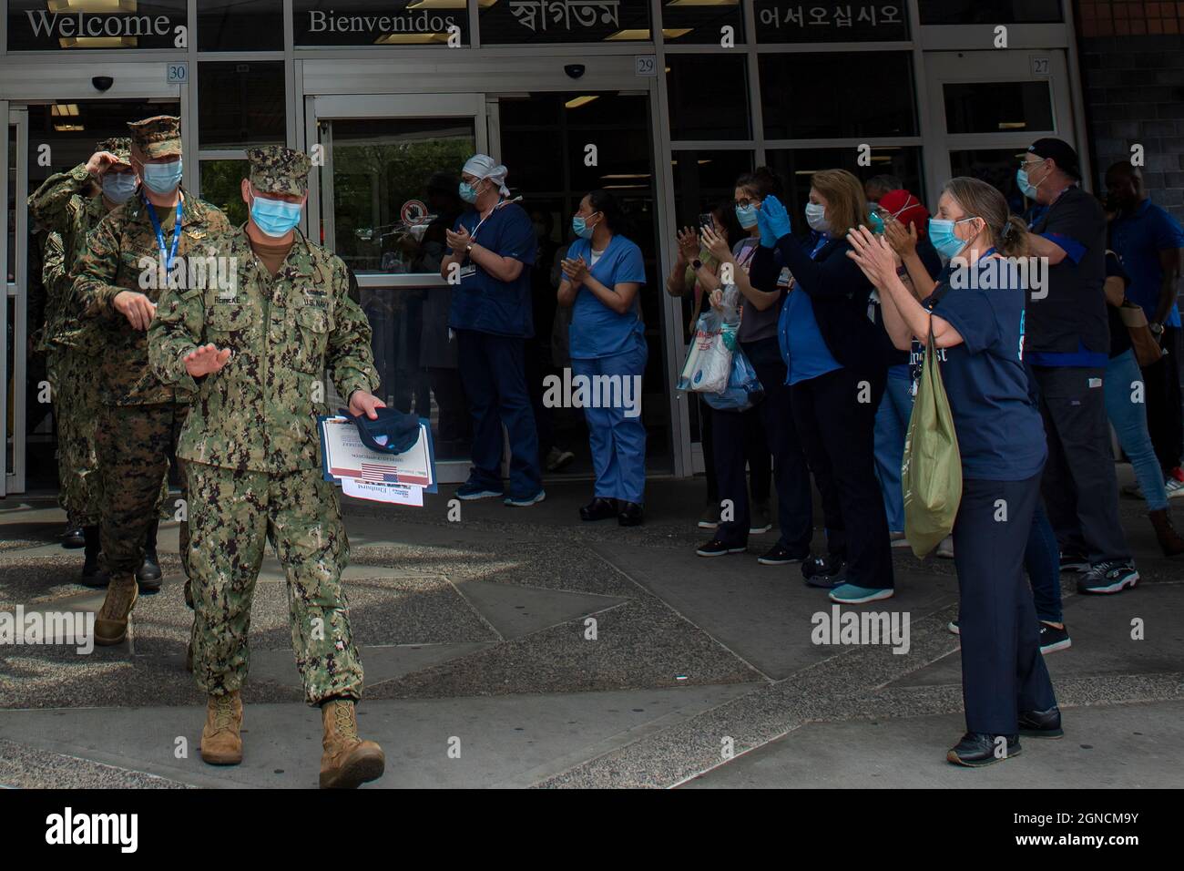NEW YORK (June 3, 2020) Sailors assigned to the Navy Medicine Support Team are thanked by medical staff during a farewell ceremony at Elmhurst Medical Center, in Brooklyn, N.Y., June 3, 2020. Military medical providers assigned to the hospital collaborate as an integrated system in support of the New York City medical system, as part of the Department of Defense COVID-19 response. U.S. Northern Command, through U.S. Army North, remains committed to providing flexible Department of Defense support to the Federal Emergency Management Agency for the whole-of-nation COVID-19 response. (U.S. Navy p Stock Photo