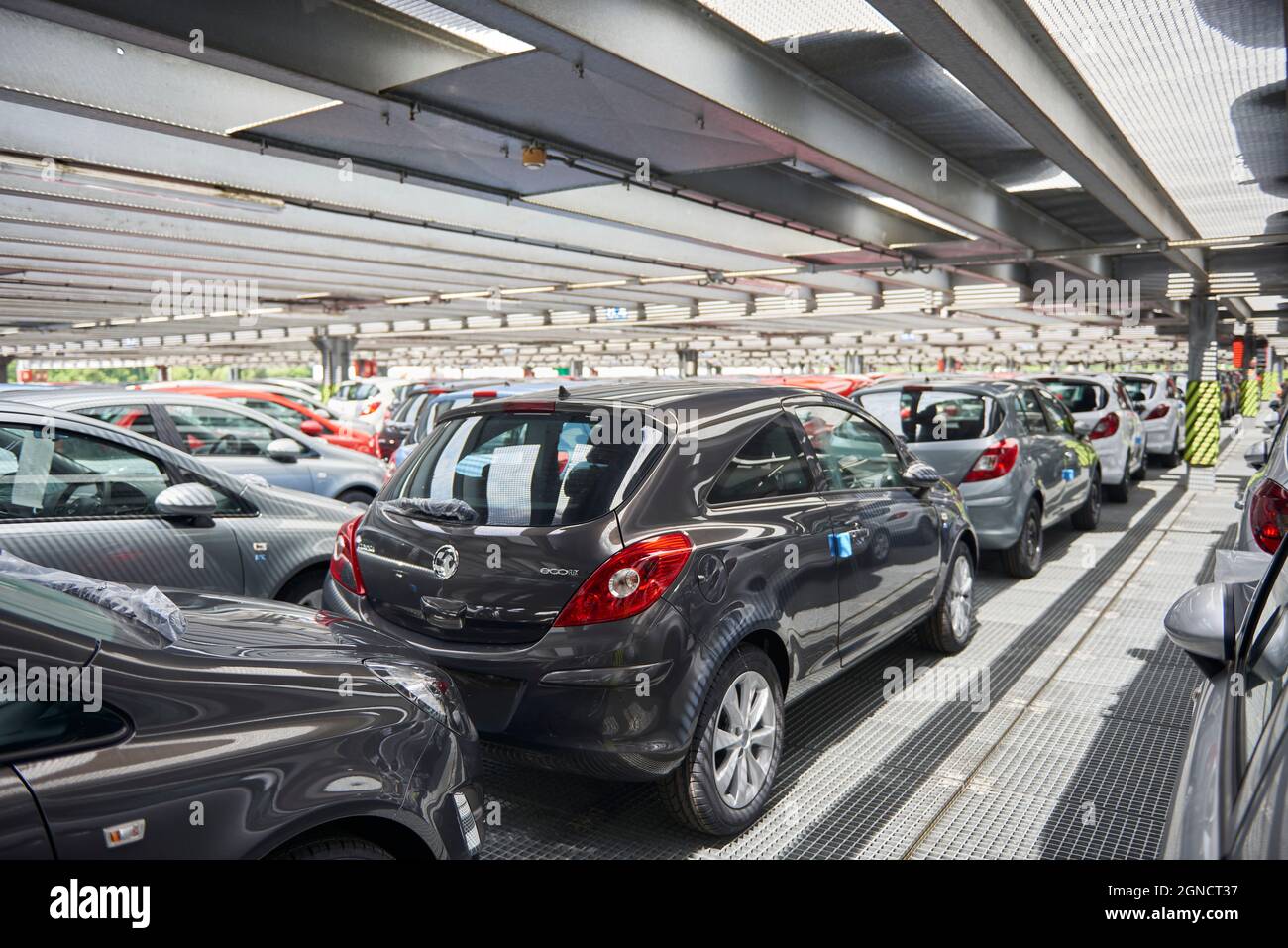 New car parking lot hi-res stock photography and images - Alamy
