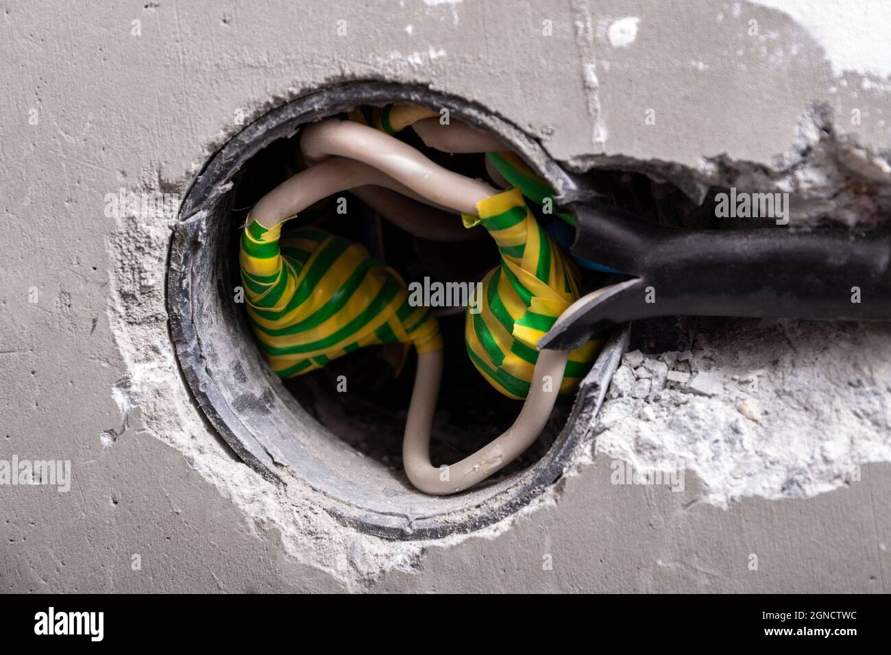 Using an insulating connection clamp or a twist in connecting wire nut