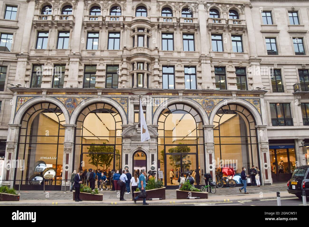 Apple flagship store london hi-res stock photography and images - Alamy