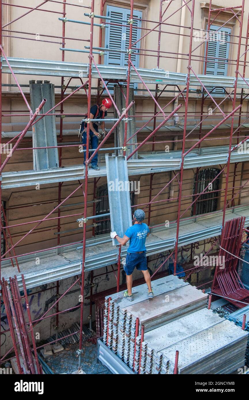 Rome, Italy 24/09/2021: Operai Edili in un cantiere. © Andrea Sabbadini Stock Photo