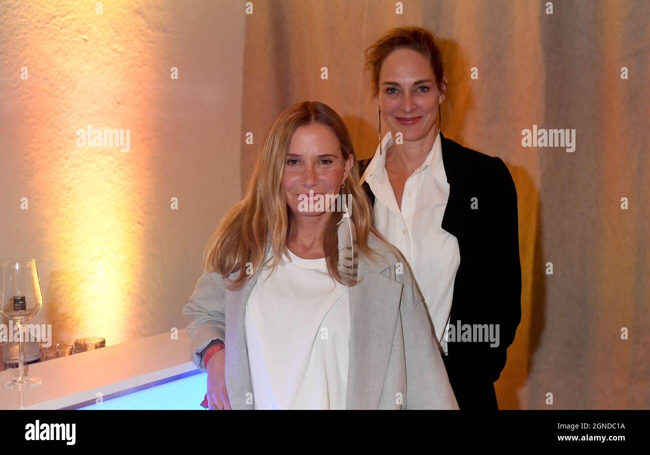 Munich, Germany. 24th Sep, 2021. Actresses Nadeshda Brennicke (l) and Sophie von Kessel show off at 'Movie Meets Media' on the Praterinsel. The film industry discussed and celebrated in summery temperatures. Credit: Felix Hörhager/dpa/Alamy Live News Stock Photo