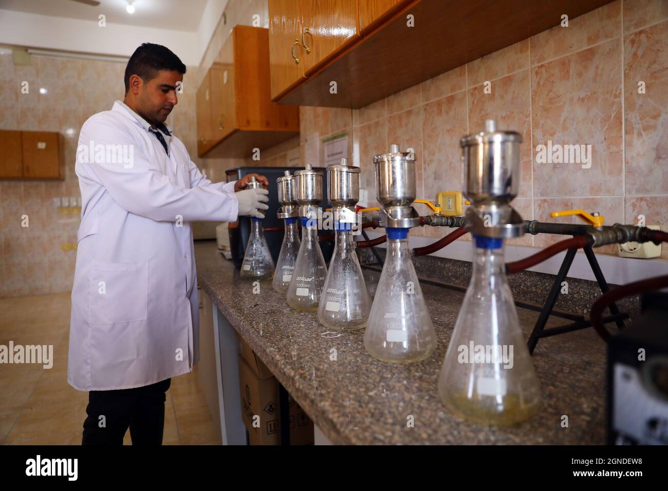 (210924) SHARQIA (EGYPT), Sept. 24, 2021 (Xinhua) A researcher