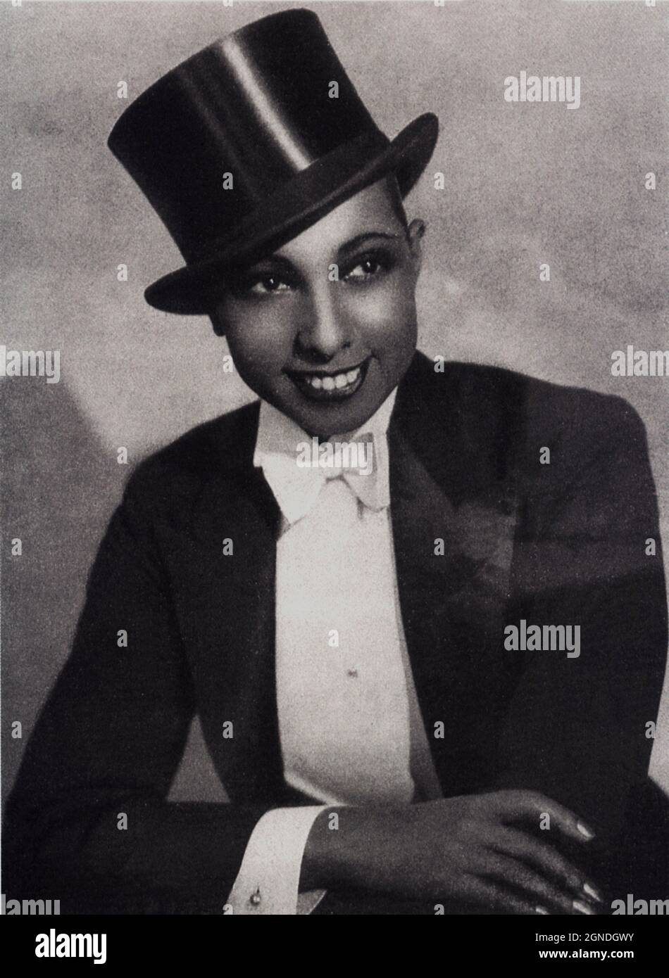 1927 ca. , FRANCE  : The celebrated american black singer and dancer JOSEPHINE BAKER ( 1906 - 1975 ) dressed like a man  -  musical - ballerina - cantante - di colore  - teatro - theatre - exotic - Parigi - Folies Bergeres - Moulin Rouge  - ritratto - portrait  - DANCE - DANZA  - JAZZ - male impersonator - donna vestita da uomo - top-hat - top hat - tophat - cappello a cilindro - smile - sorriso  ----  Archivio GBB Stock Photo