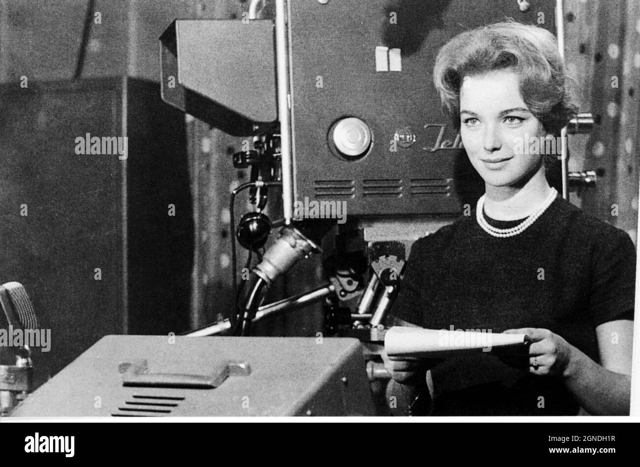 1960's, ITALY : The italian television speacher  ABA CERCATO , mother of actress Giulia Boschi , at RAI Radio Televisione Italiana studios - TELEVISIONE - TV - ANNUNCIATRICE TELEVISIVA - collana di perle - pearls necklace - pearl   ----  Archivio GBB Stock Photo