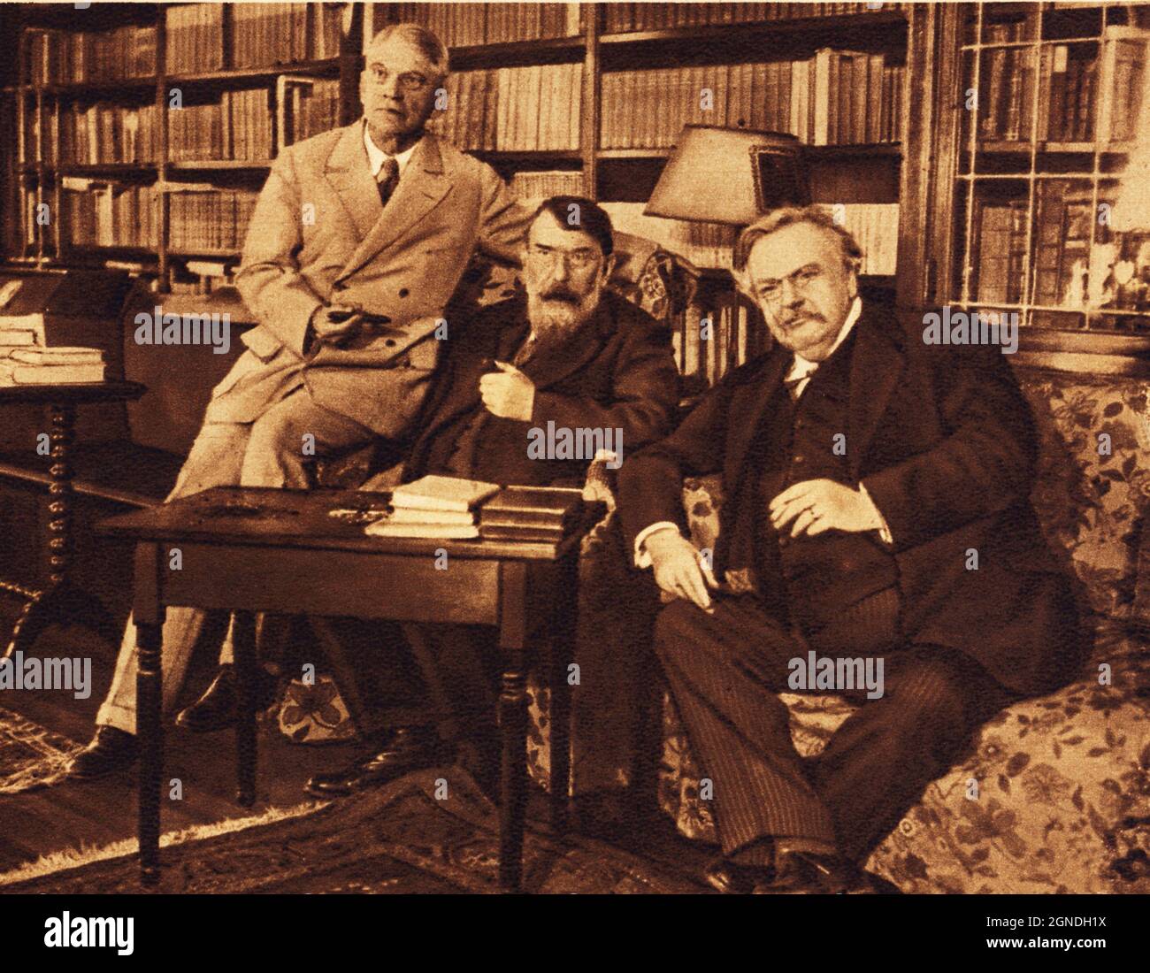 1931, Yale , USA  : The english triller  writer Gilbert Keith CHESTERTON ( 1874 - 1936 ) , at right on couch , creator of priest detective Father Brown , at Yale University  library with friends -  SCRITTORE - LETTERATURA GIALLA - LETTERATO - LITERATURE - Padre Brown   ----  Archivio GBB Stock Photo