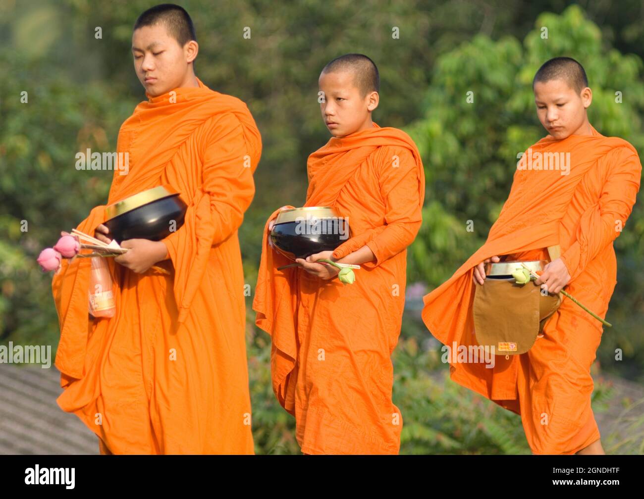 Barefoot buddhist monks hi-res stock photography and images - Alamy