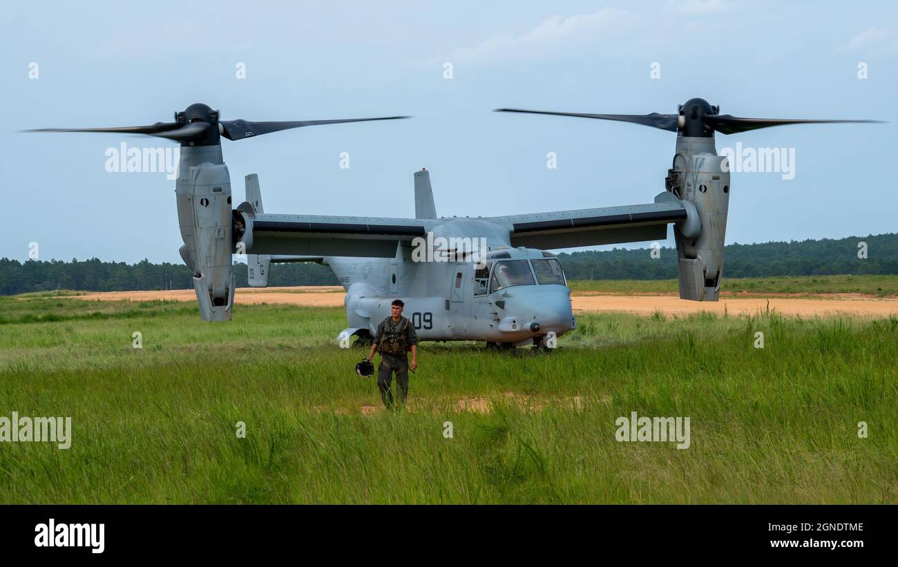 A Marine Corps MV-22 Osprey aircraft prepares to conduct nontactical airborne operations with U.S. Army Reserve and active duty paratroopers assigned to the U.S. Army Civil Affairs & Psychological Operations Command (Airborne) and active duty units, Sicily Drop Zone, Fort Bragg, N.C., July 26, 2021, in order to maintain mission readiness and proficiency among their paratroopers. (U.S. Army photo by Col. David S. Yuen) Stock Photo