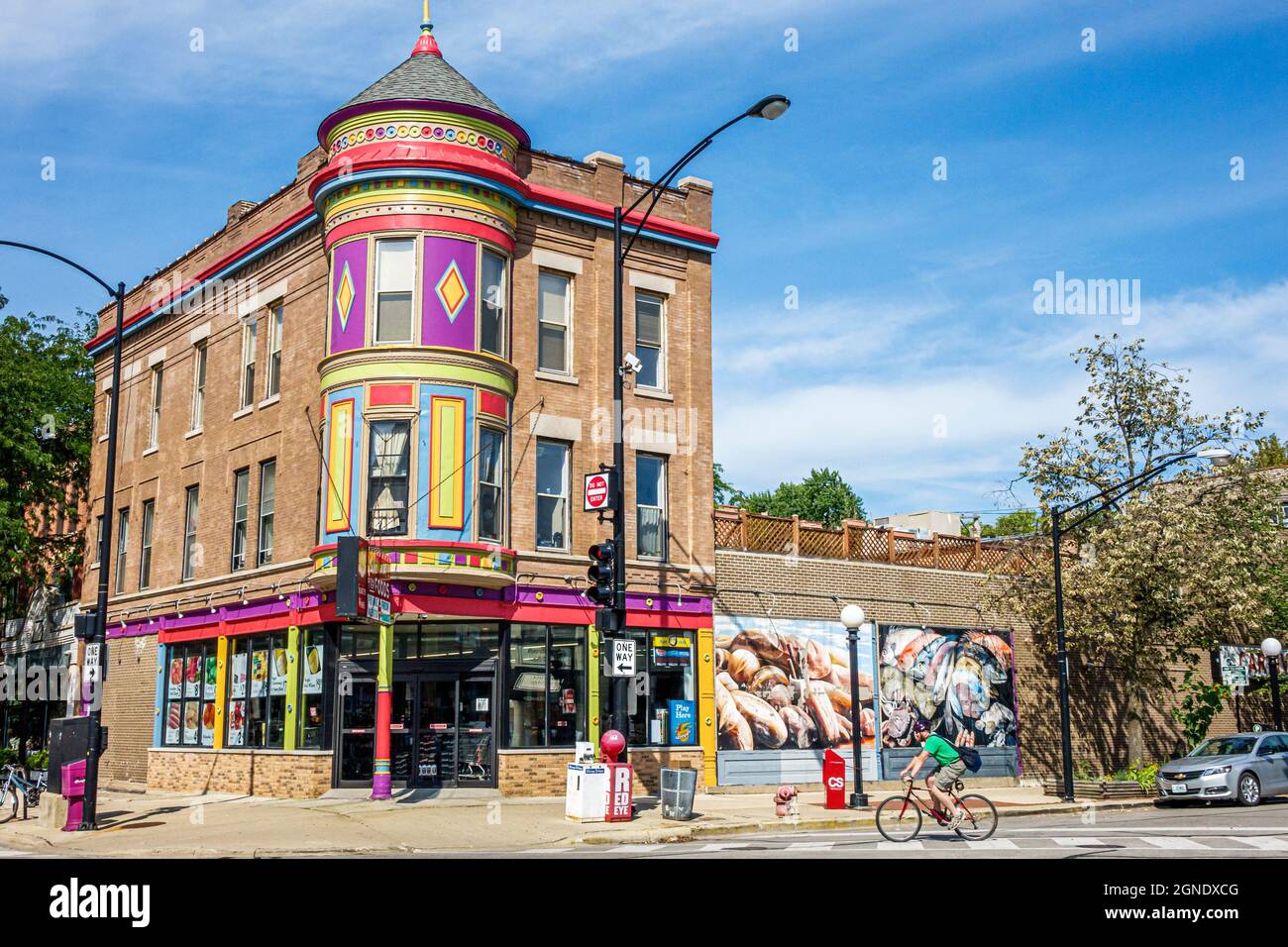 Chicago Illinois,North Side Lincoln Park neighborhood,grocery store exterior apartment building,Victorian style mixed use residential commercial Stock Photo
