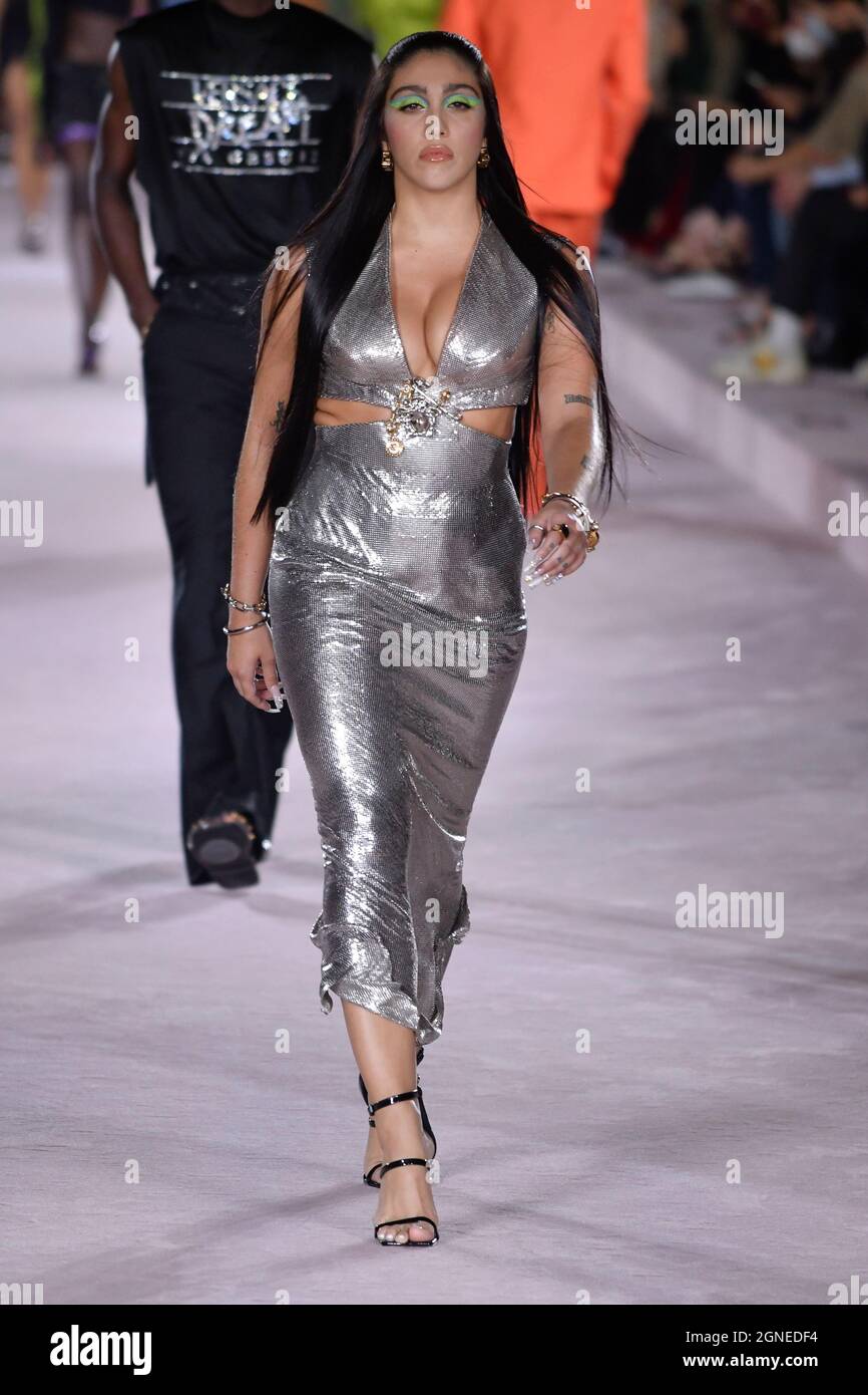 Milan, Moncalieri, Italy. 24th Sep, 2021. Models on the catwalk, VERSACE fashion show at the Milan Fashion Week Woman's Spring Summer 2022.Pictured:LOURDES LEON Credit: Riccardo Giordano/ZUMA Wire/Alamy Live News Stock Photo