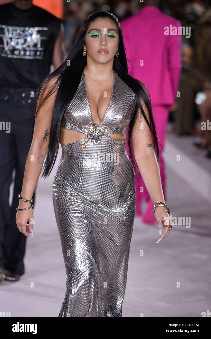 Milan, Moncalieri, Italy. 24th Sep, 2021. Models on the catwalk, VERSACE fashion show at the Milan Fashion Week Woman's Spring Summer 2022.Pictured:LOURDES LEON Credit: Riccardo Giordano/ZUMA Wire/Alamy Live News Stock Photo