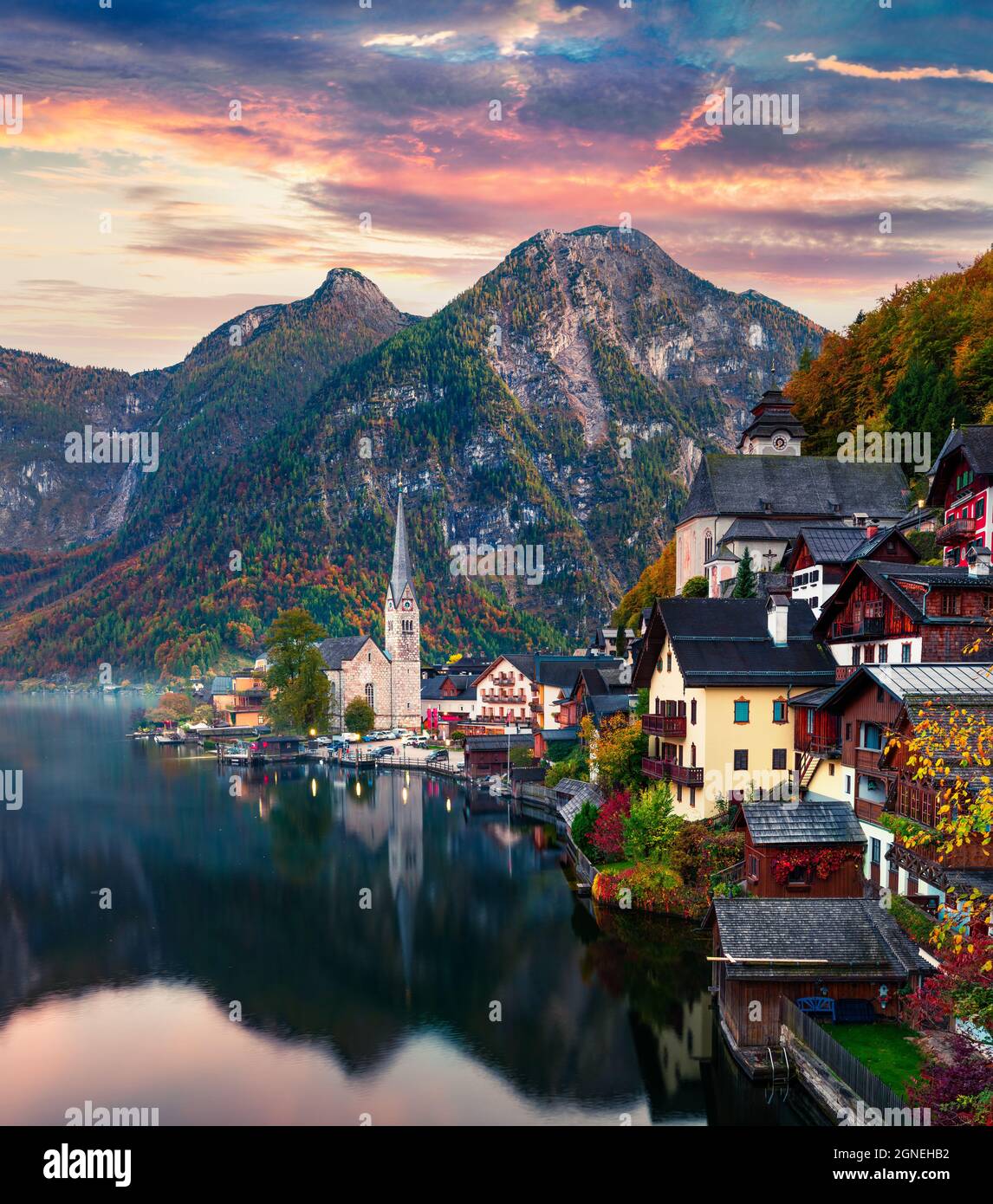 Dramatic autumn sunset on Hallstatt lake. Impressive evening viev of ...
