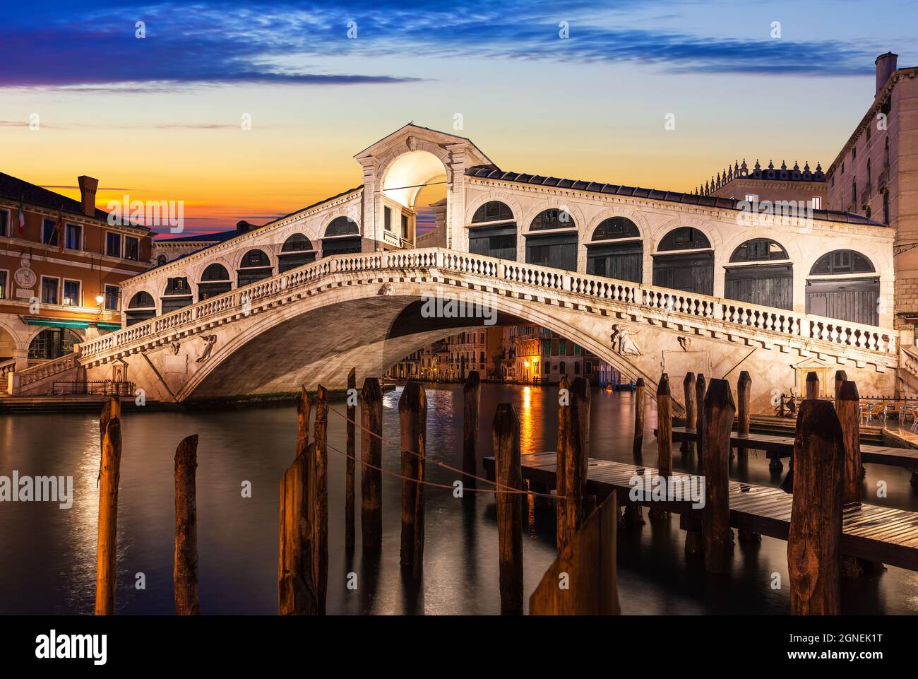 The Rialto bridge in Venice, night view Stock Photo - Alamy