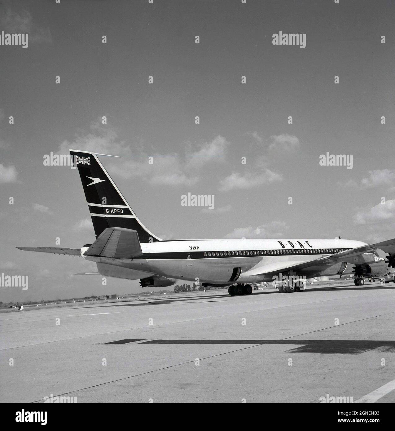 boeing 707 aircraft black and white silhouette