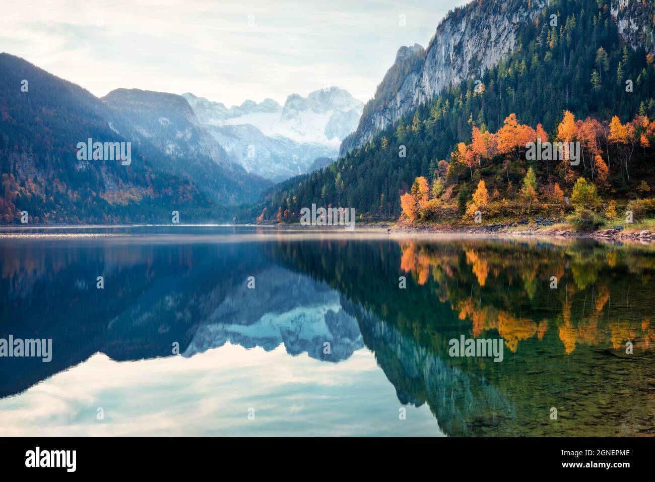 Dramatic autumn scene of Vorderer ( Gosausee ) lake with Dachstein glacier on background. Exciting morning view of Austrian Alps, Upper Austria, Europ Stock Photo