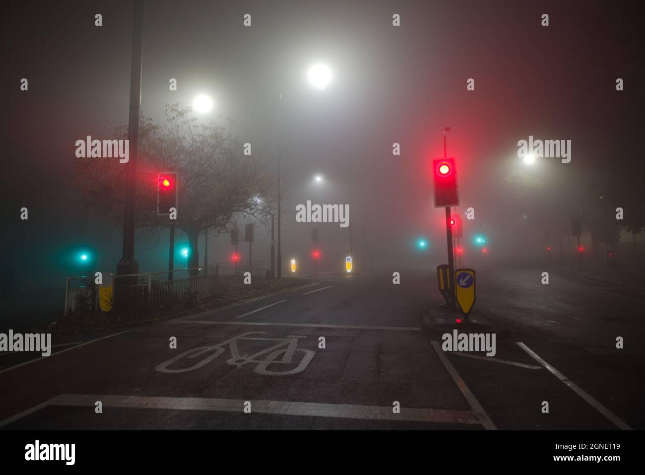 Synes Skat stereoanlæg Extremely foggy night time conditions at a junction of two english B roads.  Many traffic lights and street lights shine through the atmospheric haze  Stock Photo - Alamy