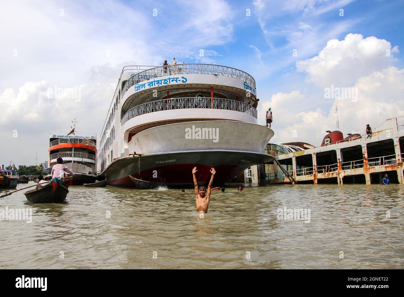 Buriganga river, Dhaka, Bangladesh : Lifestyle around the dockyard situated on the banks of Buriganga river Stock Photo
