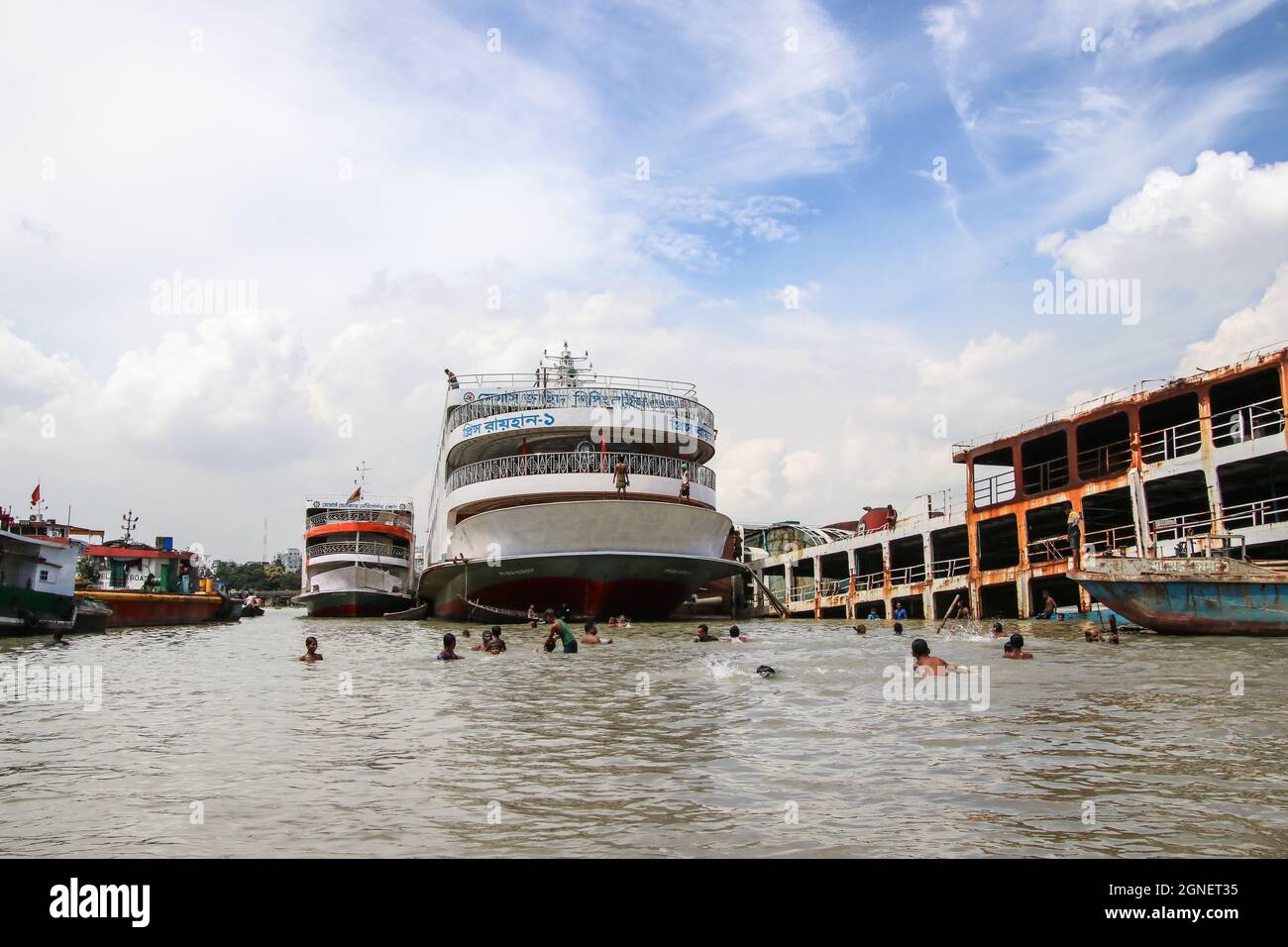 Buriganga river, Dhaka, Bangladesh : Lifestyle around the dockyard situated on the banks of Buriganga river Stock Photo