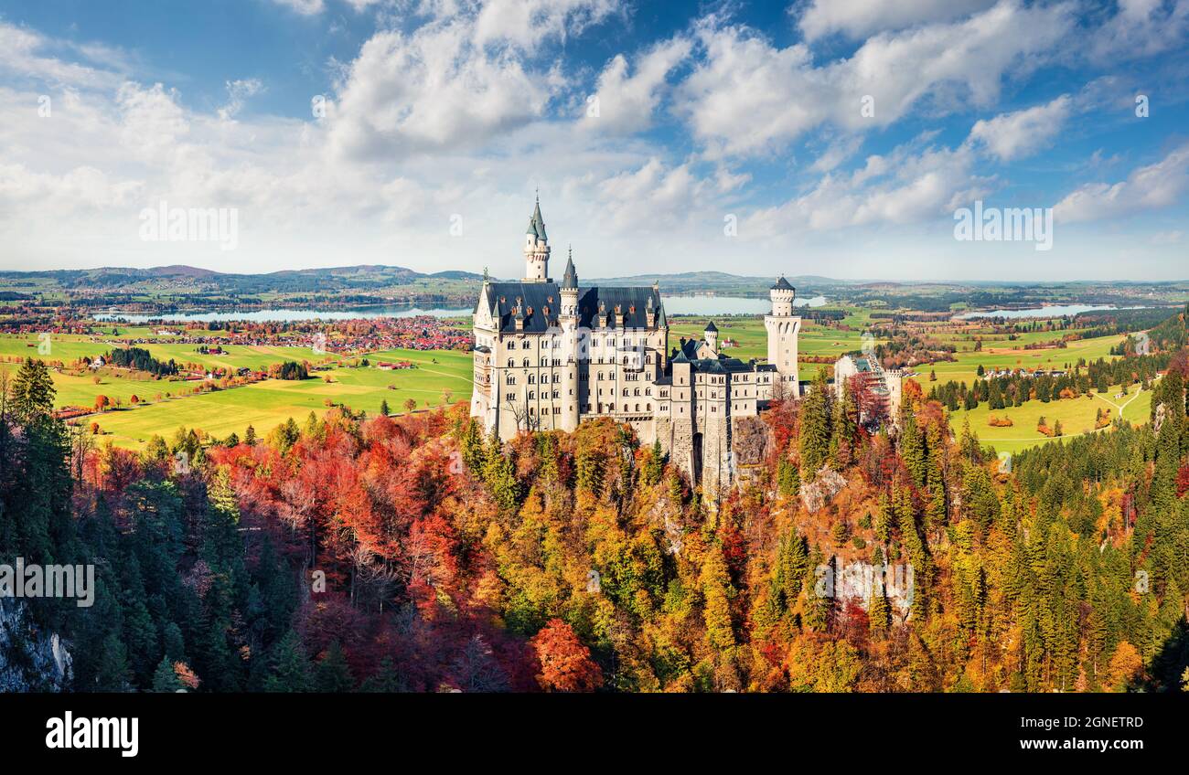 Picturesque autumn panorama of Neuschwanstein Castle (Schloss Neuschwanstein) in Fussen, Germany. Colorful morning scene in Bavarian Alps, Germany, Eu Stock Photo