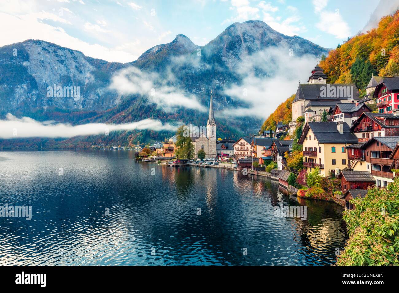 Misty autumn scene of Hallstatt lake. Splendid morning viev of ...