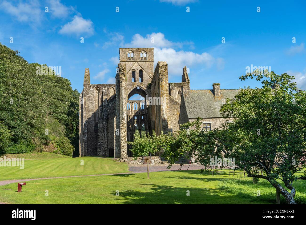 Ruinen der Abtei und Klosterkirche Hambye, Normandie, Frankreich ...