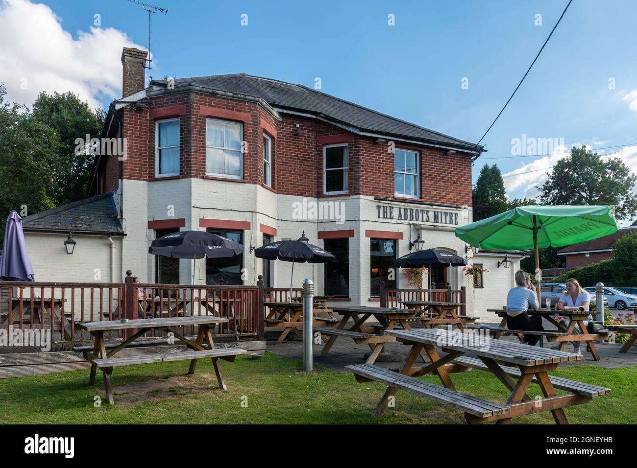The Abbots Mitre pub in Chilbolton village, Hampshire, England, UK Stock Photo