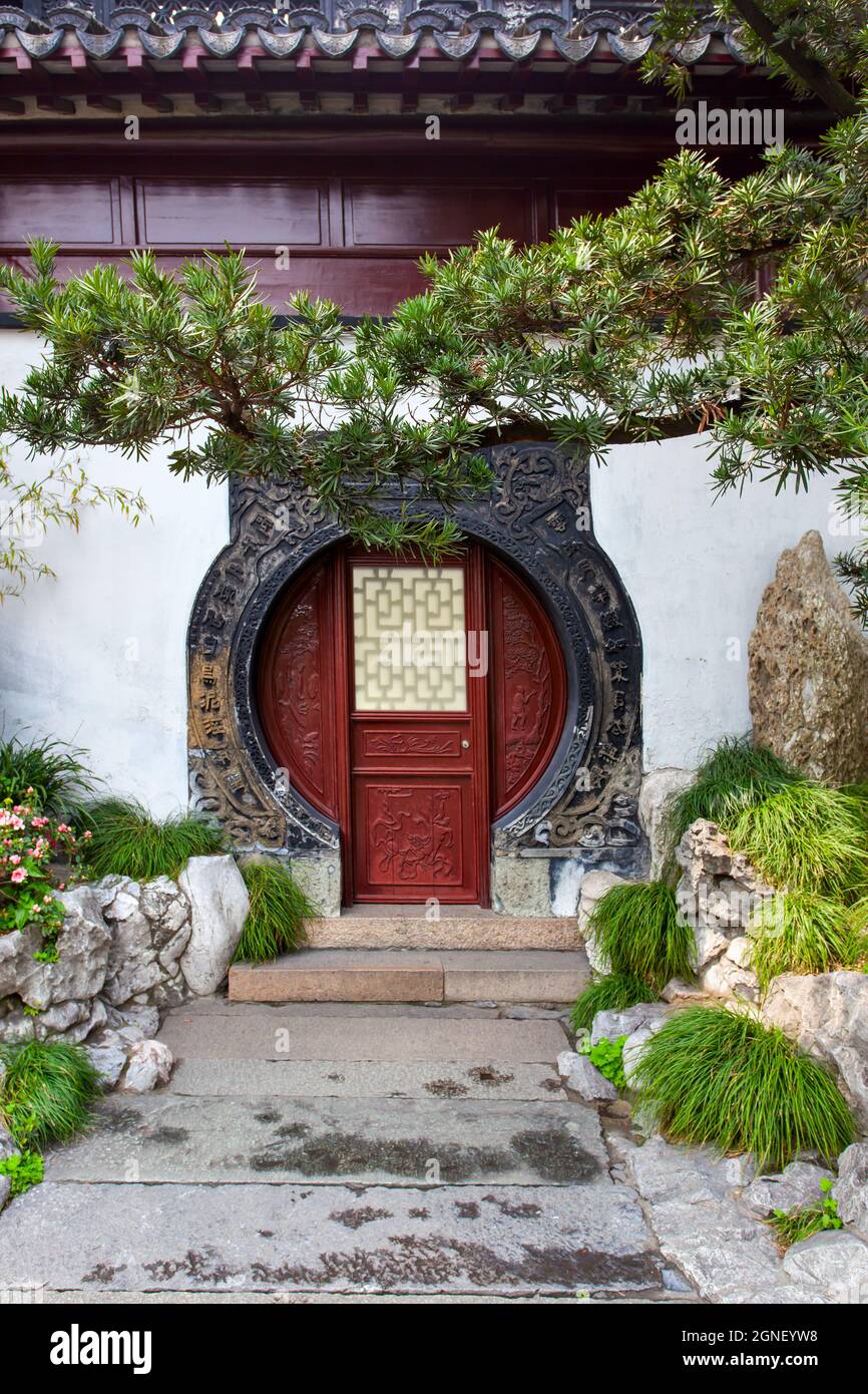 Yu Yuan Garden in Shanghai, China.  Ancient building with round doorway Stock Photo
