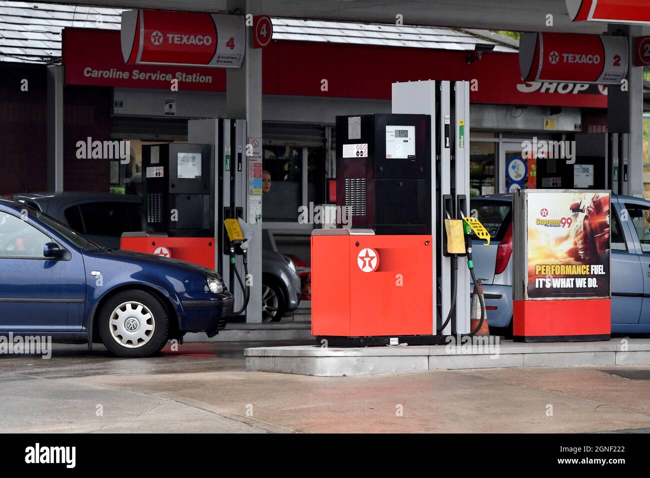 Motorists queue for fuel at a Texaco station in Stalybridge, Greater Manchester. Picture date: Saturday September 25, 2021. Stock Photo