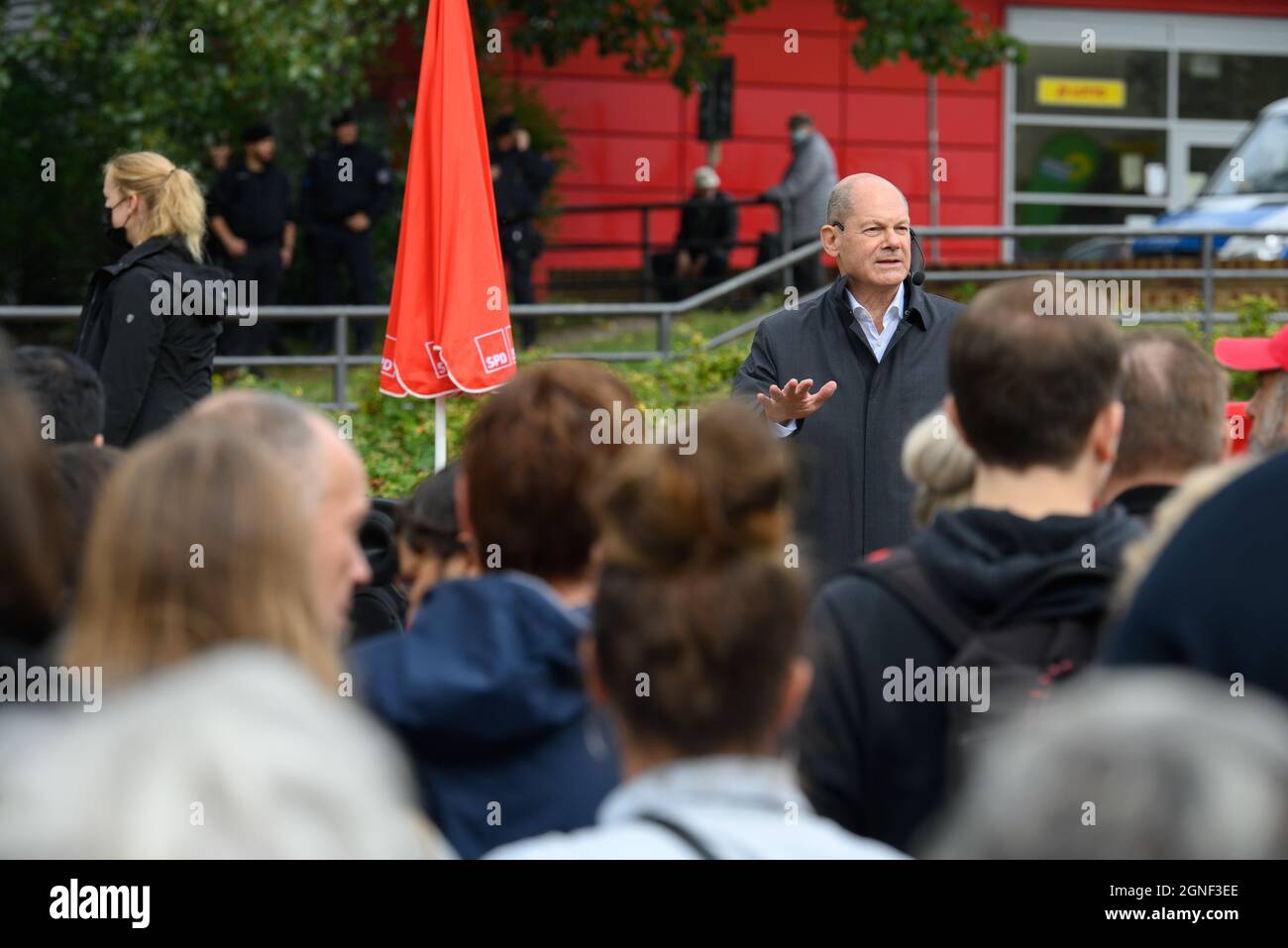 Potsdam, Germany. 25th Sep, 2021. Olaf Scholz, Federal Minister of Finance and SPD candidate for Chancellor in the 2021 federal election, speaks during a campaign event in his constituency 61 on the city square in the residential area Am Schlaatz. Credit: Soeren Stache/dpa-Zentralbild/dpa/Alamy Live News Stock Photo
