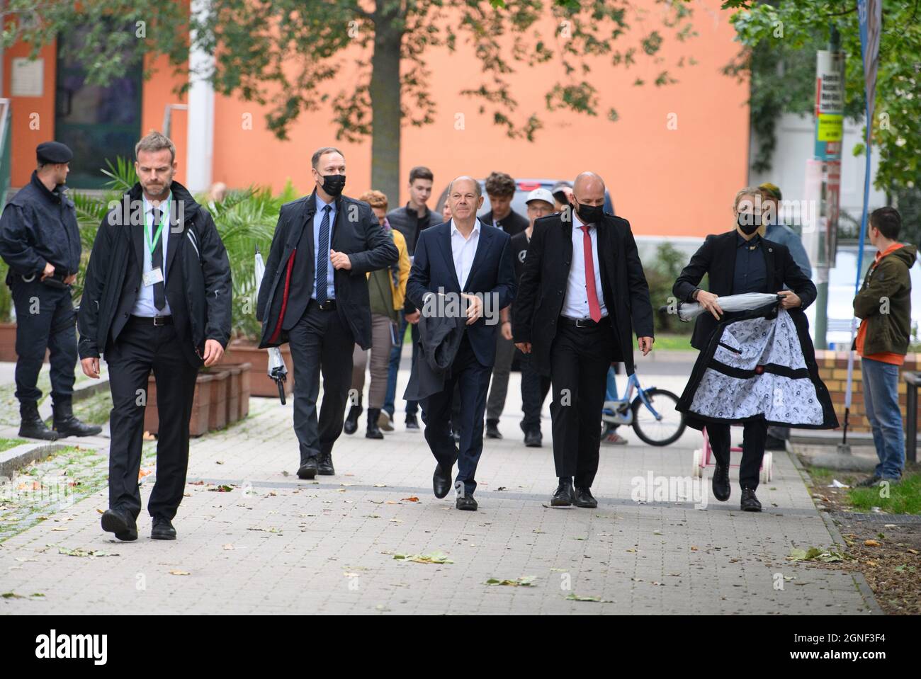 Potsdam, Germany. 25th Sep, 2021. Olaf Scholz (M), Federal Minister of Finance and SPD candidate for Chancellor in the 2021 federal election, arrives at an election campaign event in his constituency 61 on the town square in the residential area Am Schlaatz. Credit: Soeren Stache/dpa-Zentralbild/dpa/Alamy Live News Stock Photo