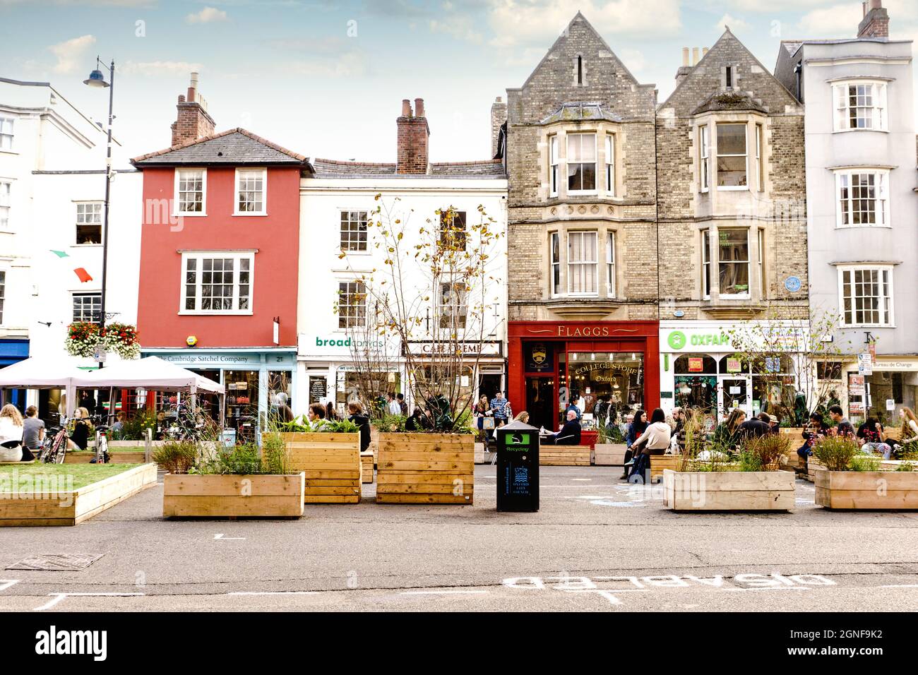 Broad Meadow on Broad Street Oxford. Covid vaccine crates refashioned as seating. Stock Photo