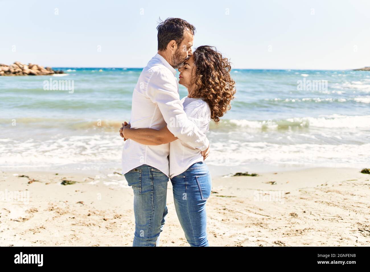 Elderly hispanic couple kiss hi-res stock photography and images - Alamy