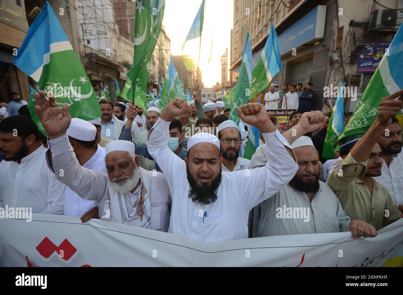 (9/24/2021) Jamaat-e-Islami members protesting against price-hike and unemployment near Masjid Mahabat Khan. (Photo by Hussain Ali/Pacific Press/Sipa USA) Stock Photo