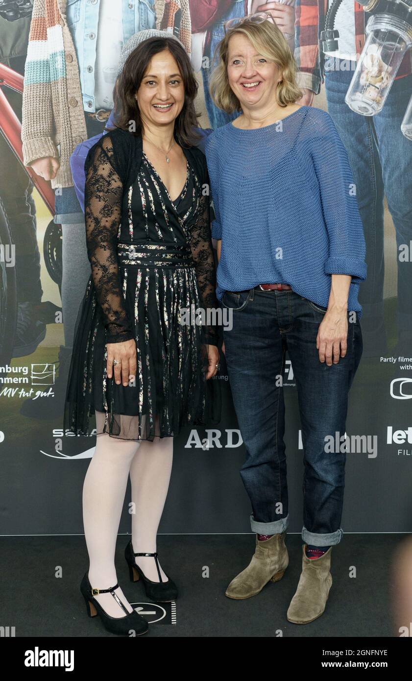 Hamburg, Germany. 25th Sep, 2021. The actresses Meriam Abbas (l) and Anna Böttcher appear on the red carpet at the premiere of the movie 'Die Pfefferkörner und der Schatz der Tiefsee' at the Cinemaxx in Hamburg. Credit: Axel Heimken/dpa/Alamy Live News Stock Photo