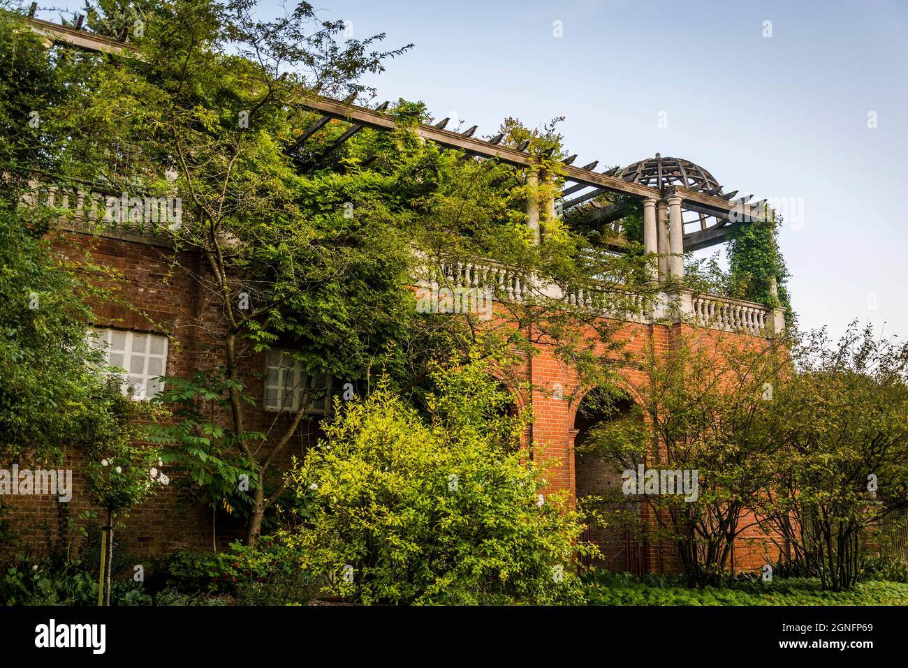 Hampstead Pergola and Hill Gardens, an extravagant Edwardian construction, a raised walkway, overgrown with vines, purchased in 1904 by Lord Leverhulm Stock Photo