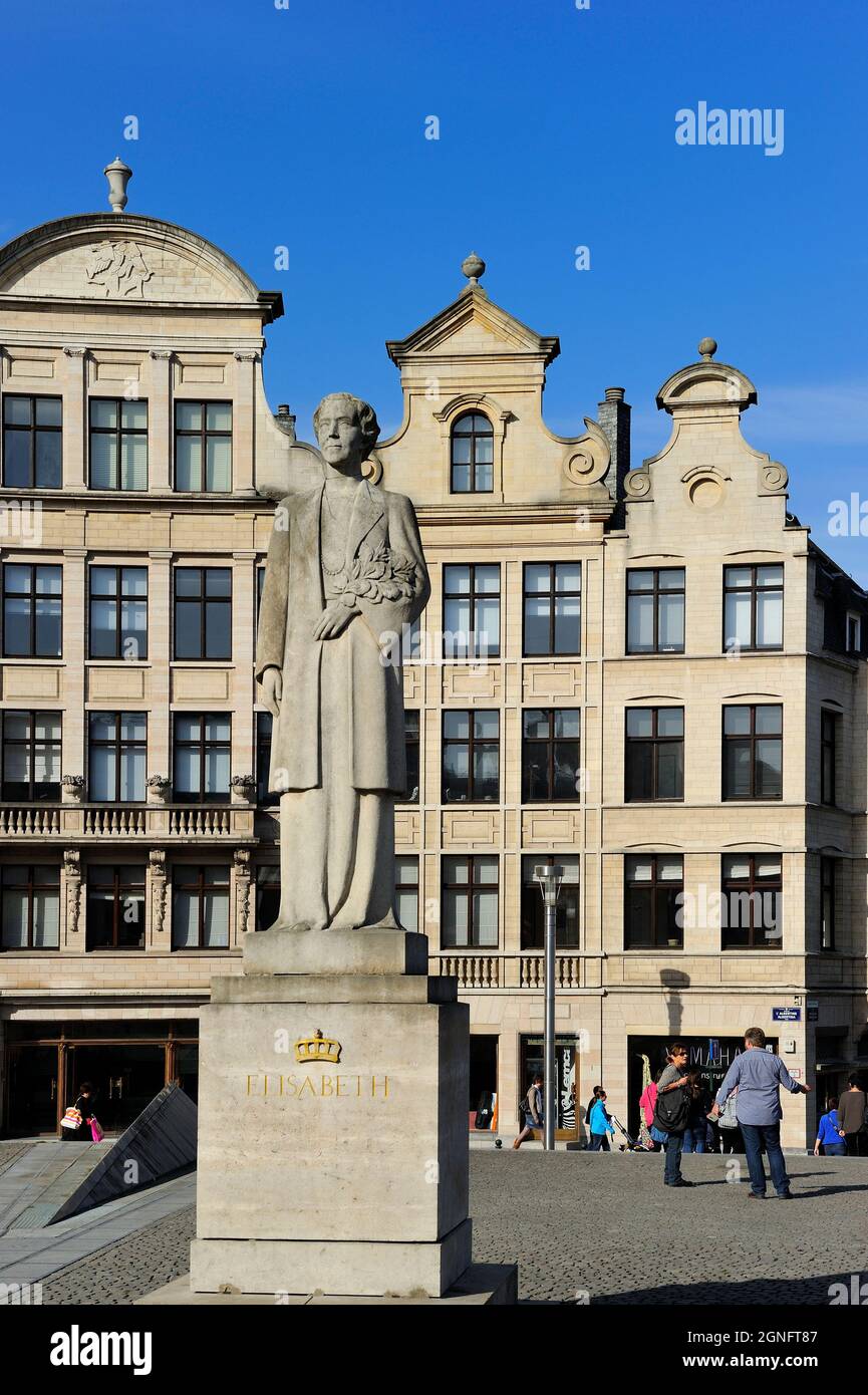 BELGIUM, TOWN OF BRUSSELS, DISTRICT OF CENTRE CALLED THE PENTAGON, STATUE OF THE QUEEN ELISBETH ON ALBERTINE SQUARE Stock Photo