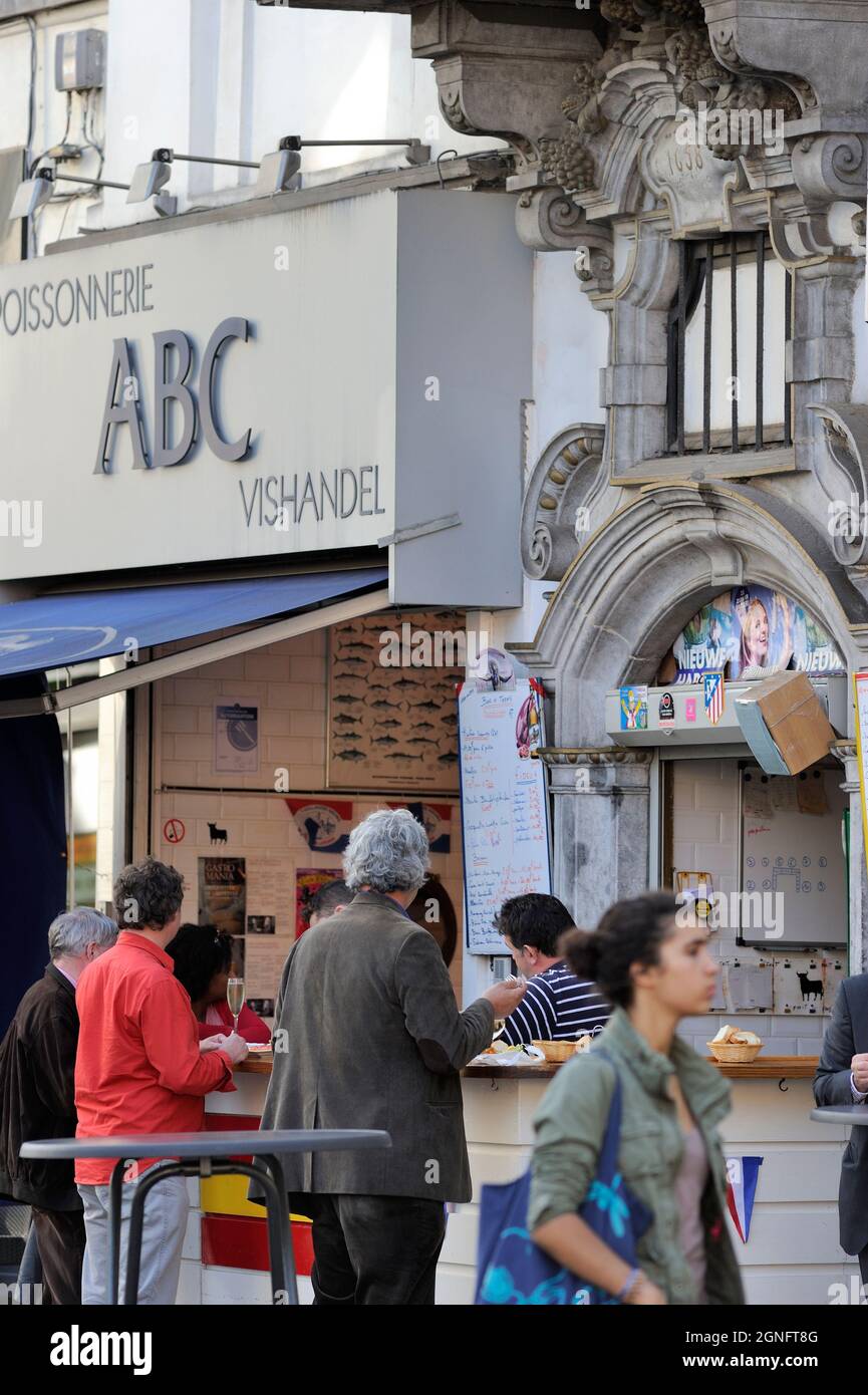 BELGIUM, TOWN OF BRUSSELS, DISTRICT OF CENTRE CALLED THE PENTAGON, TAKE AWAY AND FISH SHOP WHERE YOU CAN EAT IN THE STREET, LOCATED SAINTE CATHERINE S Stock Photo
